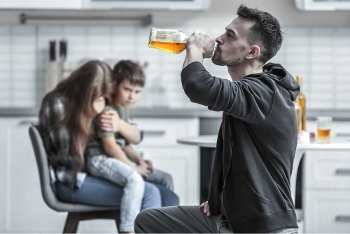 Мужчина пьет алкоголь